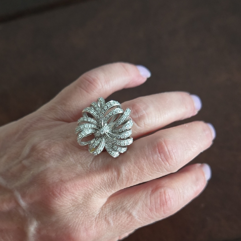 14k White Gold & Diamonds Elegant Women's Ring